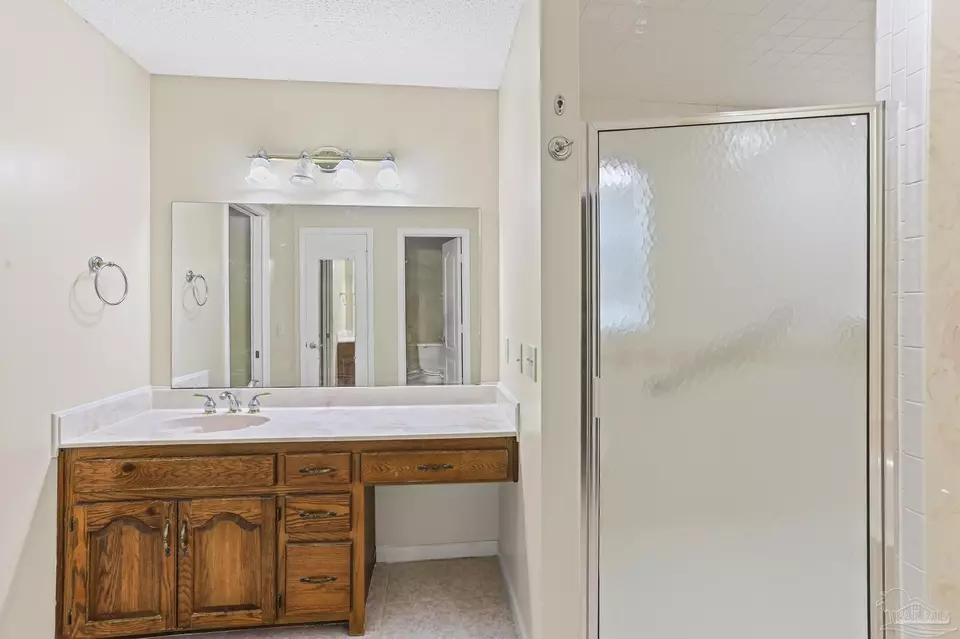 Bath - 5405 Ilex Ln, Pensacola, FL 32526 photo 2 of 9
