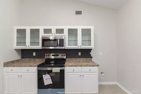 Kitchen - 5642 Berrybrook Cr, Pace, FL 32571 photo 4 of 4