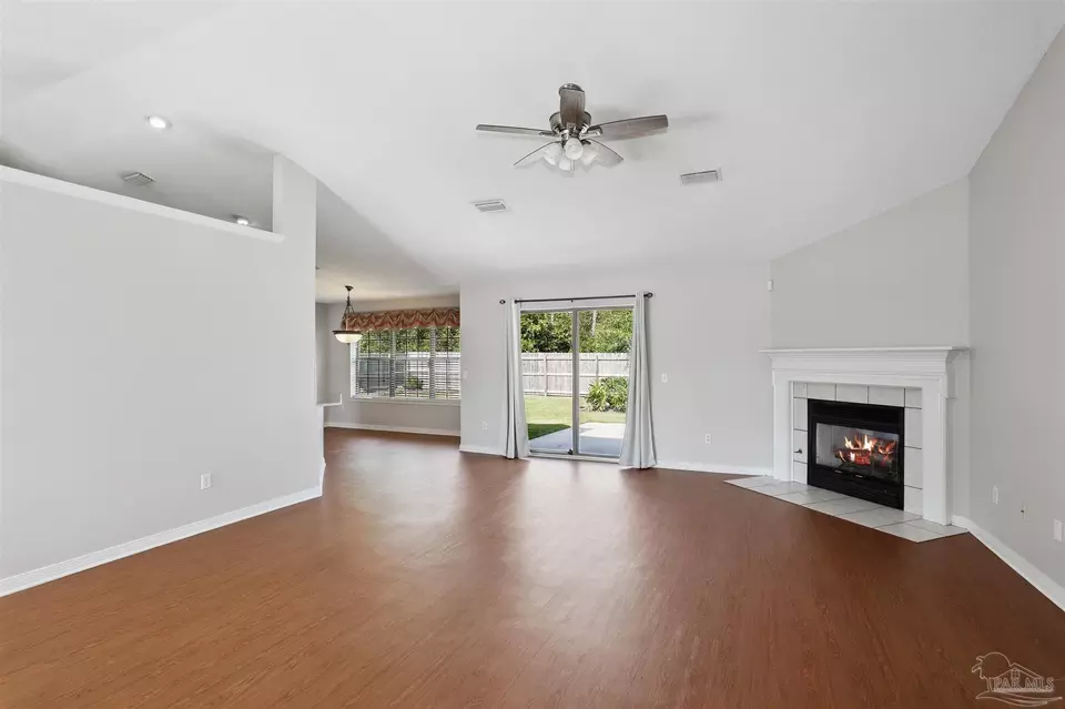 Living - 578 Batten Blvd, Pensacola, FL 32507 photo 3 of 9