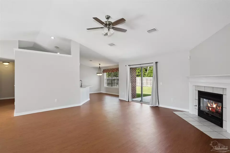 Living - 578 Batten Blvd, Pensacola, FL 32507 photo 4 of 9
