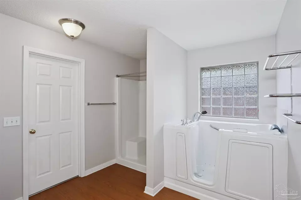 Bath - 578 Batten Blvd, Pensacola, FL 32507 photo 2 of 5