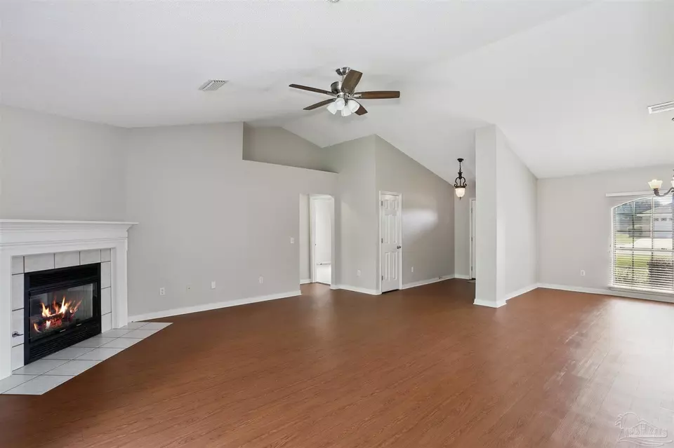 Living - 578 Batten Blvd, Pensacola, FL 32507 photo 5 of 9