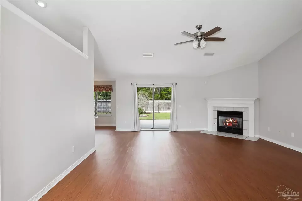 Living - 578 Batten Blvd, Pensacola, FL 32507 photo 2 of 9