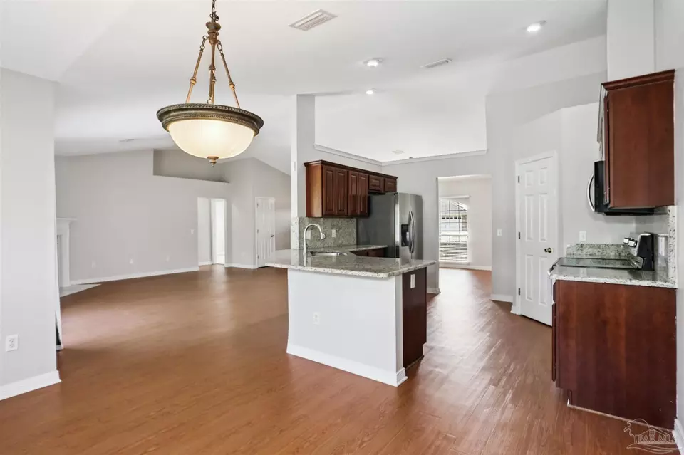 Living - 578 Batten Blvd, Pensacola, FL 32507 photo 7 of 9