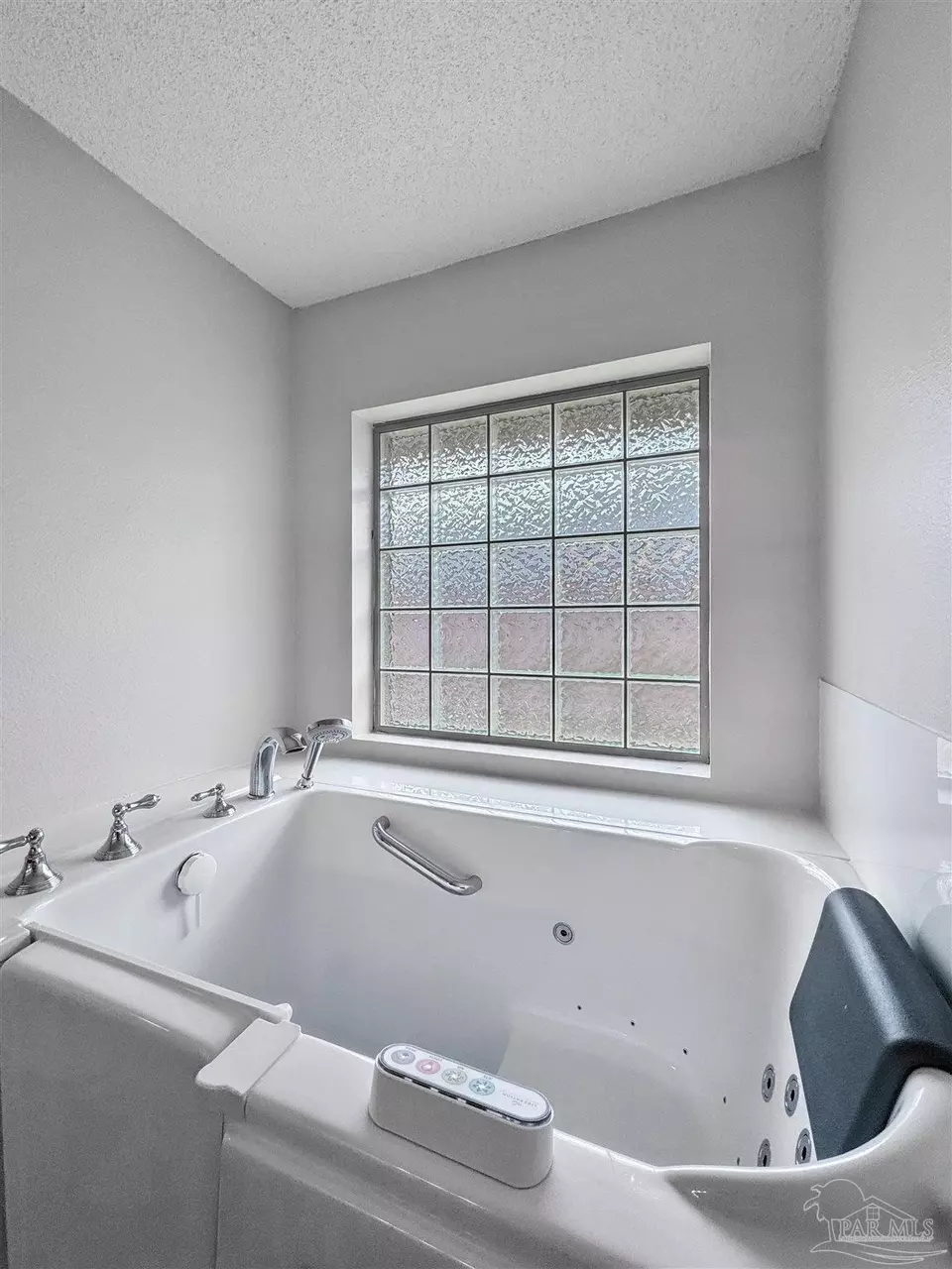 Bath - 578 Batten Blvd, Pensacola, FL 32507 photo 4 of 5