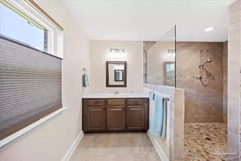 Bath - 8121 Silver Maple Dr, Milton, FL 32583 photo 3 of 8