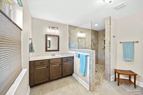 Bath - 8121 Silver Maple Dr, Milton, FL 32583 photo 4 of 8