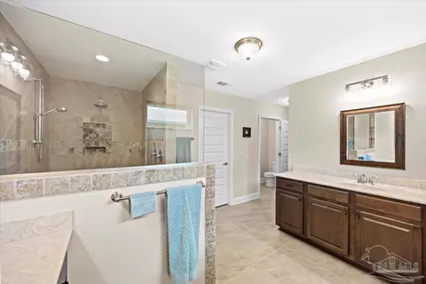 Bath - 8121 Silver Maple Dr, Milton, FL 32583 photo 5 of 8