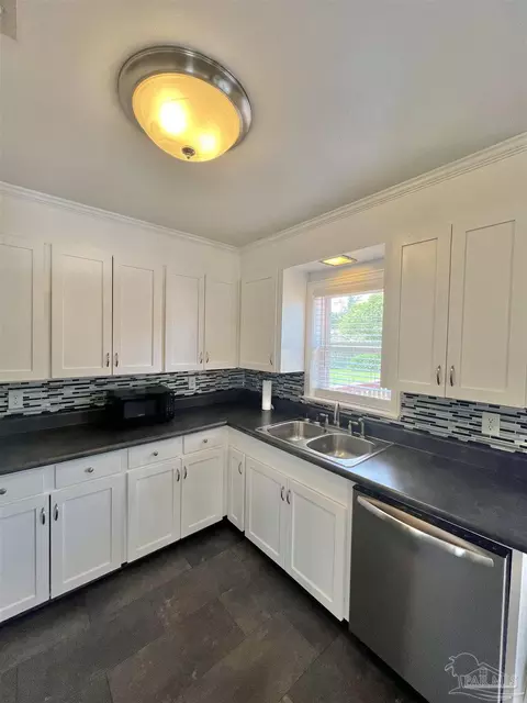 616 E Oak St, Atmore, AL 36502 photo 5