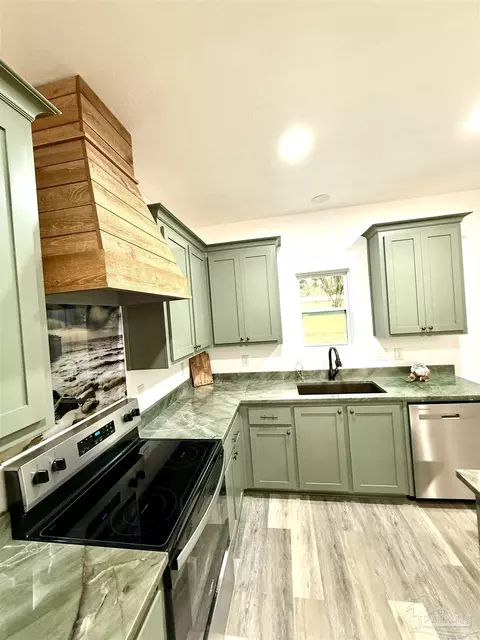 Kitchen - 4035 Charles Cir, Pace, FL 32571 photo 15 of 17