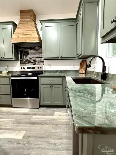 Kitchen - 4035 Charles Cir, Pace, FL 32571 photo 10 of 17