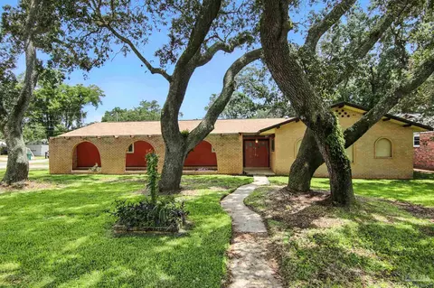 207 Nandina Rd, Gulf Breeze, FL 32561