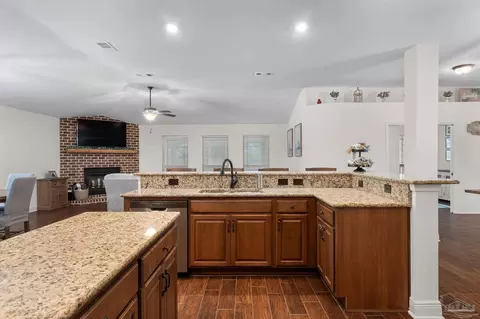 Kitchen - 6111 Dollarweed Dr, Pace, FL 32571 photo 4 of 5