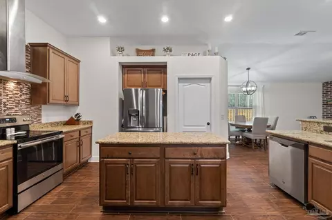 Kitchen - 6111 Dollarweed Dr, Pace, FL 32571 photo 3 of 5