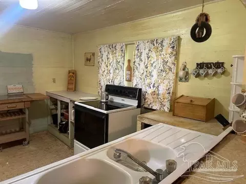 Kitchen - 3090 Hwy 4, Jay, FL 32565 photo 3 of 4