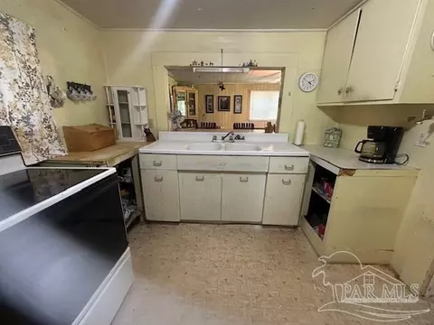 Kitchen - 3090 Hwy 4, Jay, FL 32565 photo 4 of 4