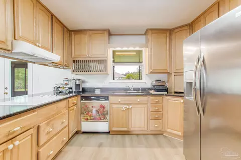 Kitchen - 2344 Riddle Rd, Cantonment, FL 32533 photo 4 of 4