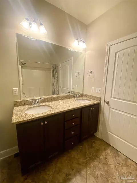 Bath - 5979 Rustic Ridge Cir, Milton, FL 32570 photo 2 of 7