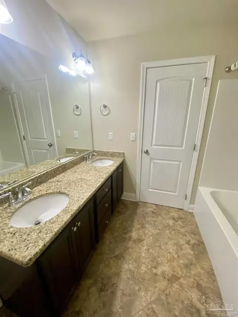Bath - 5979 Rustic Ridge Cir, Milton, FL 32570 photo 4 of 7