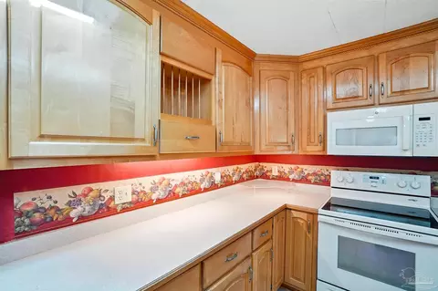 Kitchen - 4627 Spring St, Jay, FL 32565 photo 4 of 5