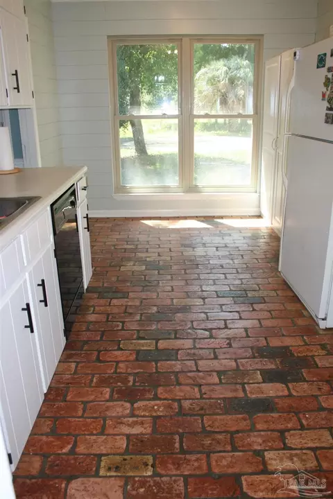 Kitchen - 3471 Riverview Dr, Pace, FL 32571 photo 5 of 5