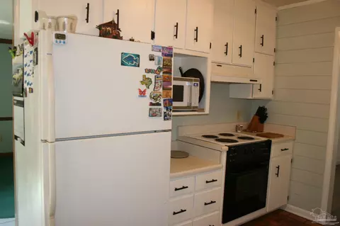 Kitchen - 3471 Riverview Dr, Pace, FL 32571 photo 2 of 5