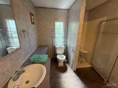 Bath - 7935 Custom Ct, Milton, FL 32583 photo 4 of 4