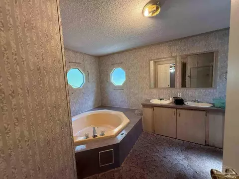 Bath - 7935 Custom Ct, Milton, FL 32583 photo 3 of 4