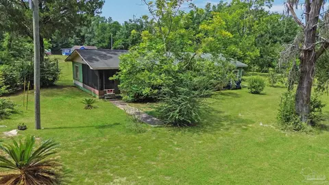 Exterior - 7106 Mccray Rd, Milton, FL 32583 photo 8 of 10