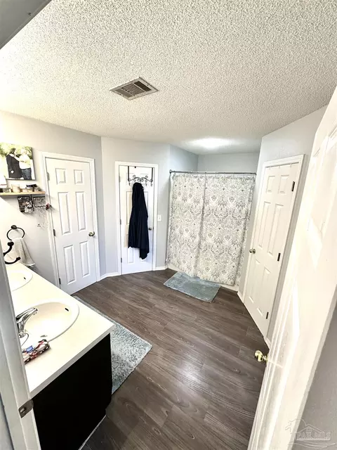 Bath - 4983 Spencer Oaks Blvd, Pace, FL 32571 photo 2 of 3