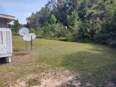 Exterior - 7180 E Gate Rd, Milton, FL 32570 photo 6 of 7