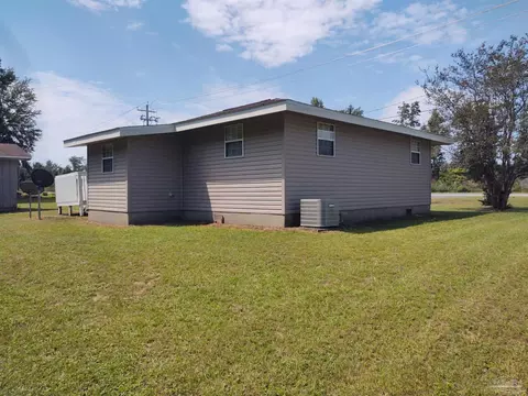 Exterior - 7180 E Gate Rd, Milton, FL 32570 photo 5 of 7