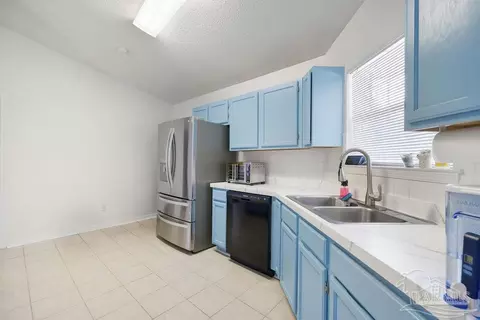 Kitchen - 332 Twisted Oak Dr, Cantonment, FL 32533 photo 2 of 2
