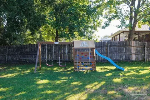 Exterior - 332 Twisted Oak Dr, Cantonment, FL 32533 photo 5 of 7
