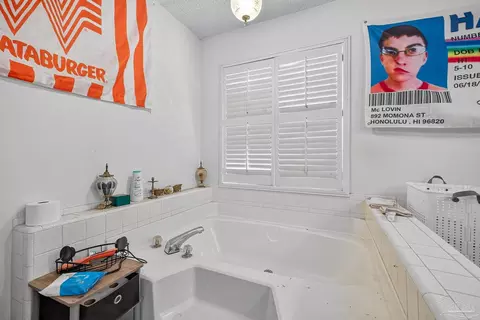 Bath - 4608 B Lowery Rd, Milton, FL 32583 photo 4 of 6
