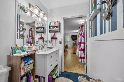 Bath - 4608 B Lowery Rd, Milton, FL 32583 photo 6 of 6