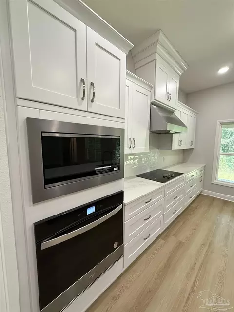 Kitchen - 3318 Durney Dr, Cantonment, FL 32533 photo 7 of 9
