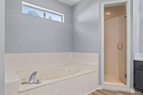 Bath - 109 Fairway Ct, Crestview, FL 32536 photo 3 of 4