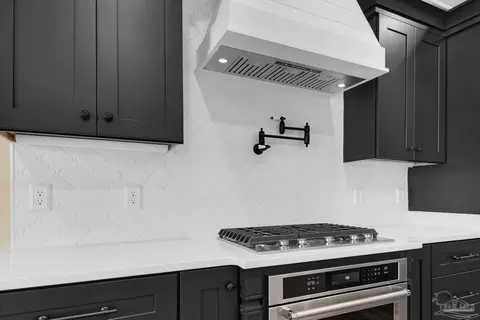 Kitchen - 3204 Edinburgh Castle Dr, Milton, FL 32583 photo 3 of 4