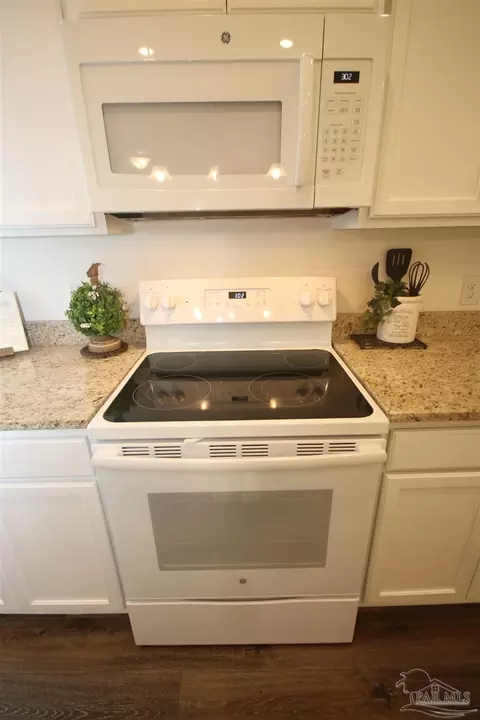 Kitchen - 6130 Dollarweed Dr, Pace, FL 32571 photo 8 of 8