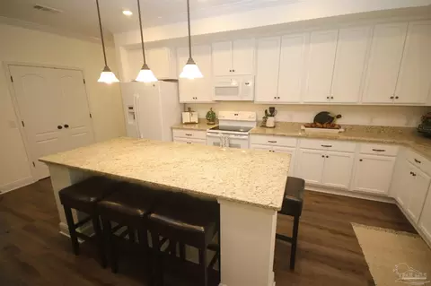 Kitchen - 6130 Dollarweed Dr, Pace, FL 32571 photo 6 of 8