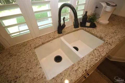 Kitchen - 6130 Dollarweed Dr, Pace, FL 32571 photo 5 of 8