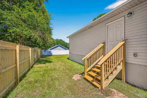 Exterior - 5714 Pine Dr, Milton, FL 32583 photo 5 of 7
