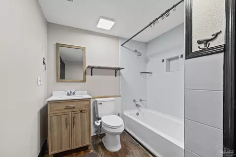 Bath - 2989 N 5th Ave, Milton, FL 32583 photo 2 of 2