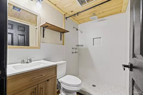 Bath - 2989 N 5th Ave, Milton, FL 32583 photo 1 of 2