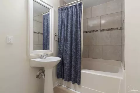 Bath - 5246 Persimmon Ln, Milton, FL 32570 photo 1 of 2