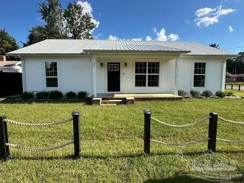 31 W Cottage St, Century, FL 32535