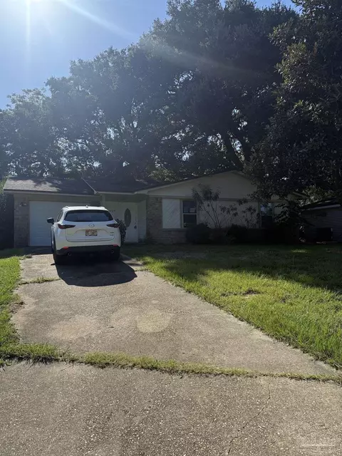 5842 Princeton Dr, Pensacola, FL 32526