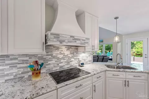 Kitchen - 7232 Bayshore Dr, Milton, FL 32583 photo 4 of 6