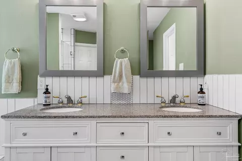 Bath - 7232 Bayshore Dr, Milton, FL 32583 photo 2 of 5